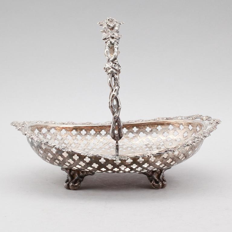 BRÖDKORG, silver, märkt Schott 13, Frankfurt, 1900-talets första hälft. Vikt ca 358 gram.