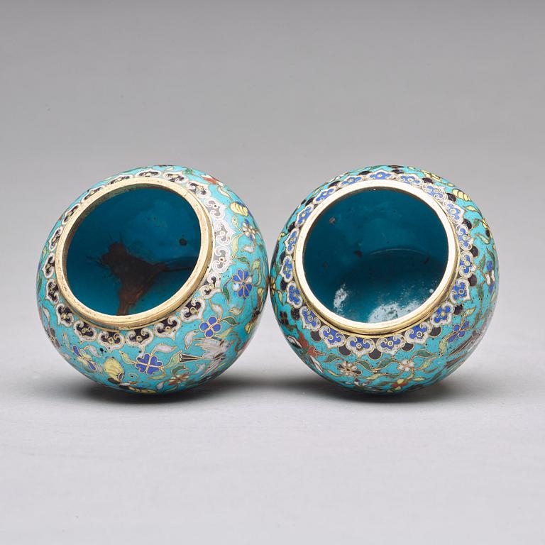 A pair of cloisonné tea cups with hotwater liners, Qing dynasty, 19th Century.