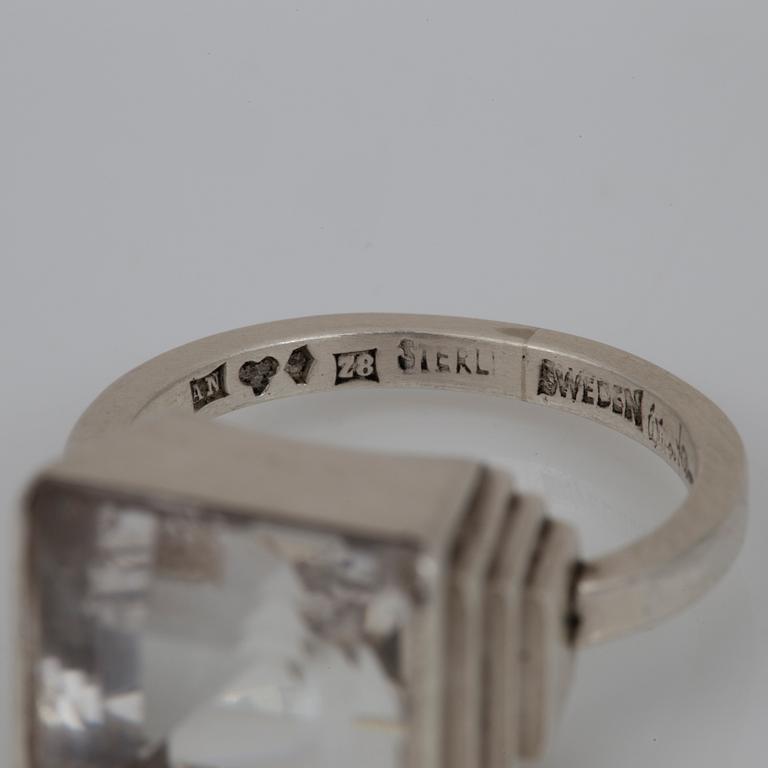 RING, silver och bergkristall, Wiwen Nilsson, Lund, 1950. Total vikt 10 g.