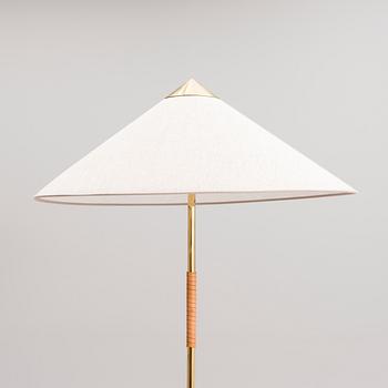 PAAVO TYNELL, A FLOOR LAMP. Manufactured by Taito/Idman.