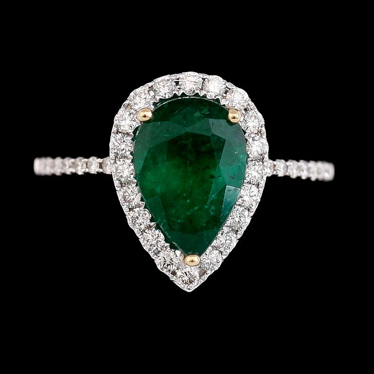 RING, 18K vitguld, smaragd ca 2.08 ct, diamanter tot ca 0.40 ct.