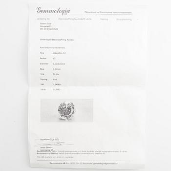 Rund briljantslipad diamant.