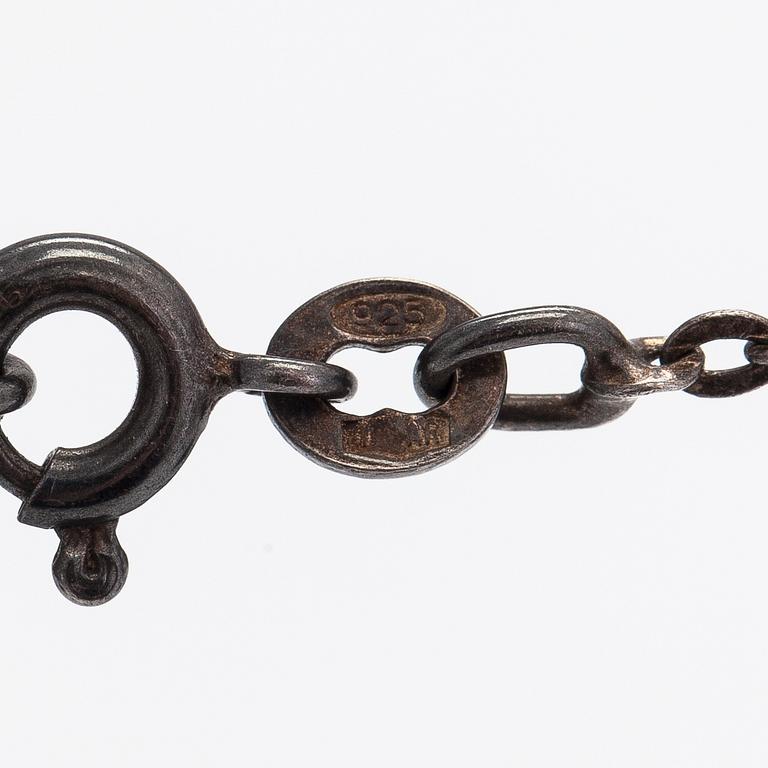 Tapio Wirkkala, Halsband "Päron", sterlingsilver. Kultakeskus, Tavastehus 1975.