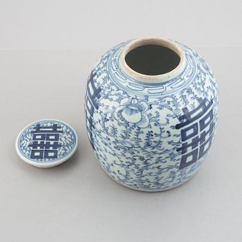 A blue and white pot with cover, Chine, 19th century.