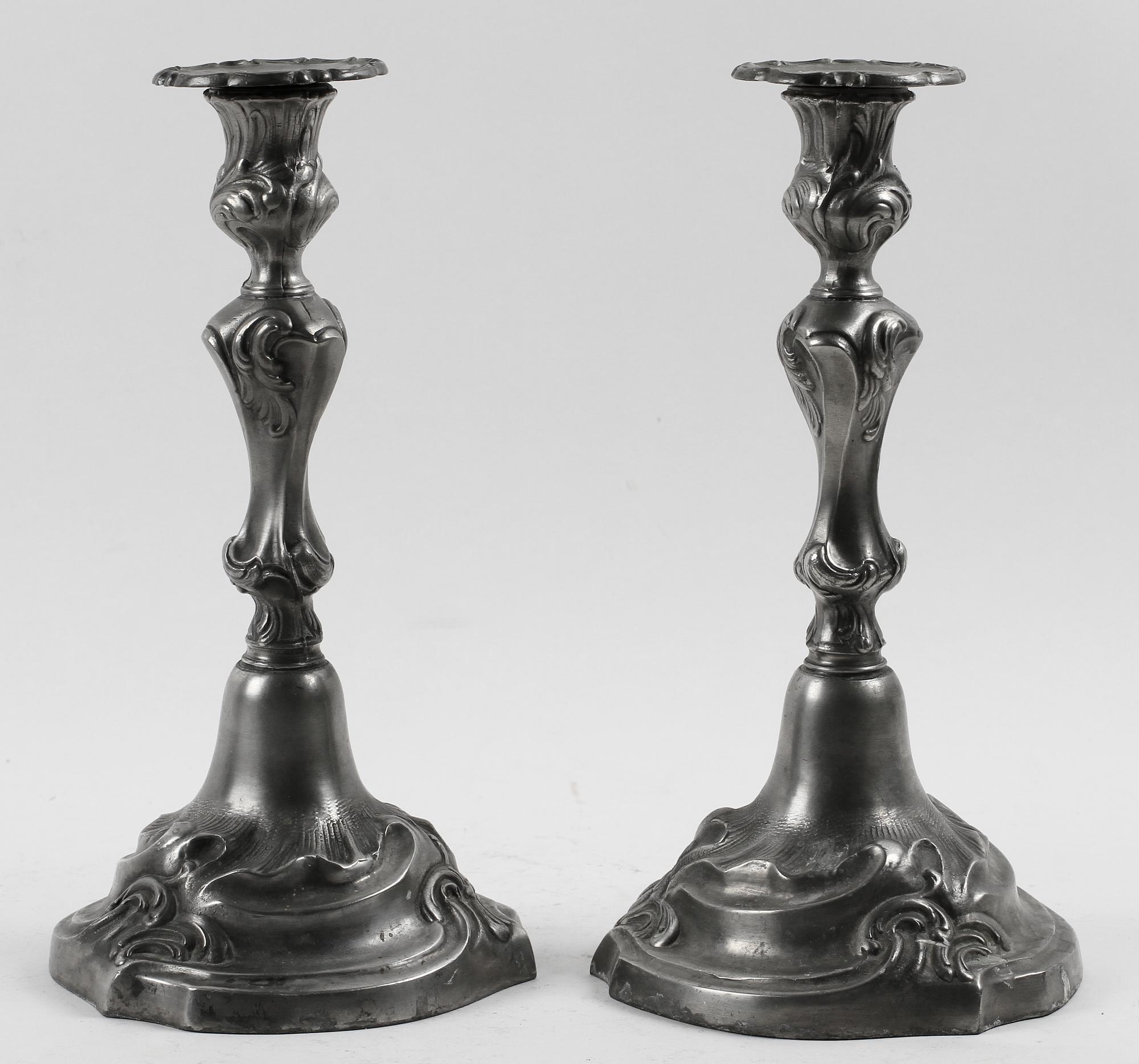 LJUSSTAKAR, ett par, rokokostil, 1900-tal.