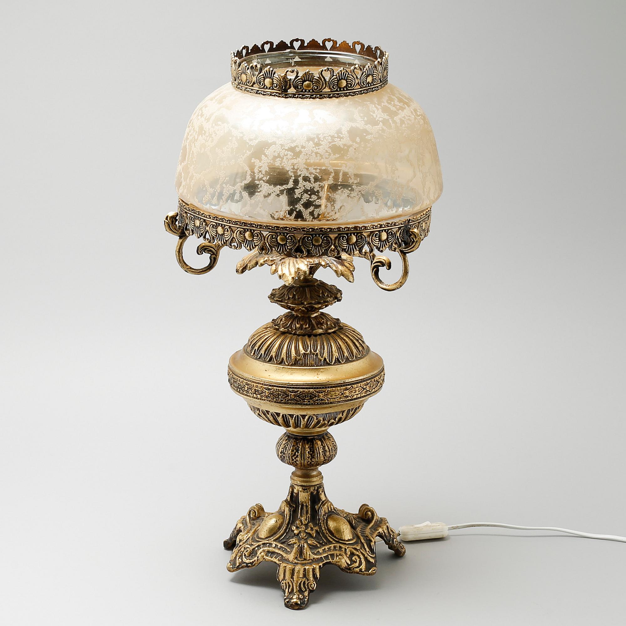 A mid 20th century table lamp.