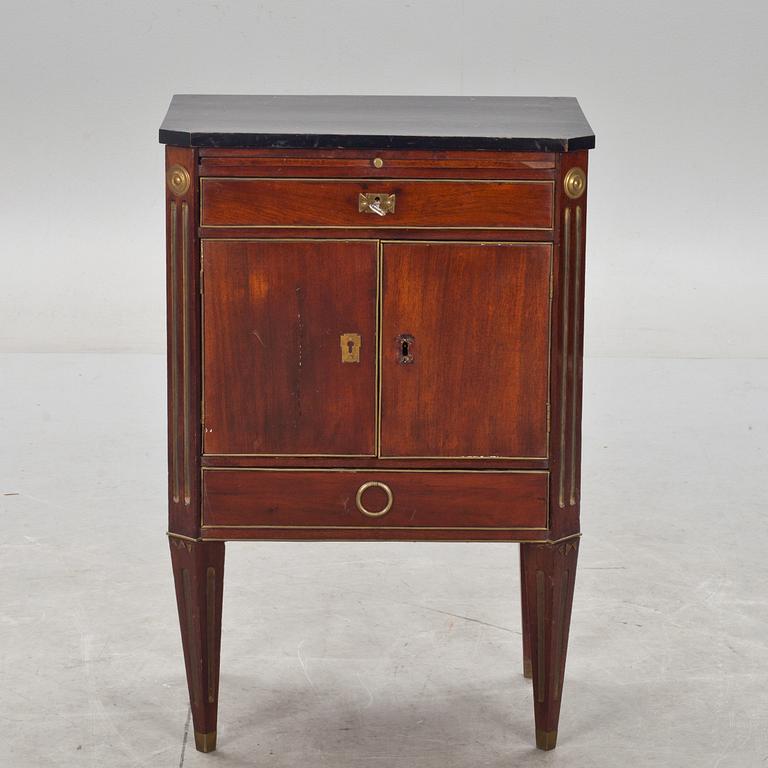 POTTSKÅP, sengustavianskt. Sekelskiftet 1700/1800.