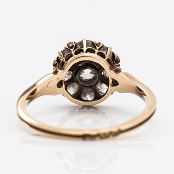 Ring, 14K guld och gammal- och risenslipade diamanter ca. 0.90 ct totalt. Ryssland.