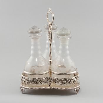 BORDSSURTOUT, vitmetall och glas, 1900-talets andra hälft.