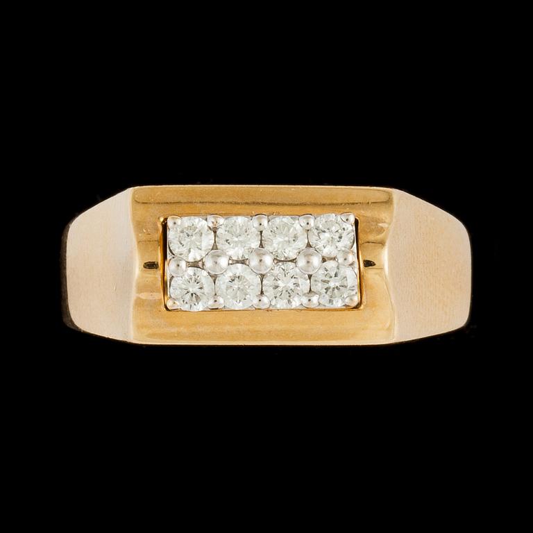 RING, 18k guld med briljantslipade diamanter, tot ca 0,48 ct. Vikt ca 6 g.