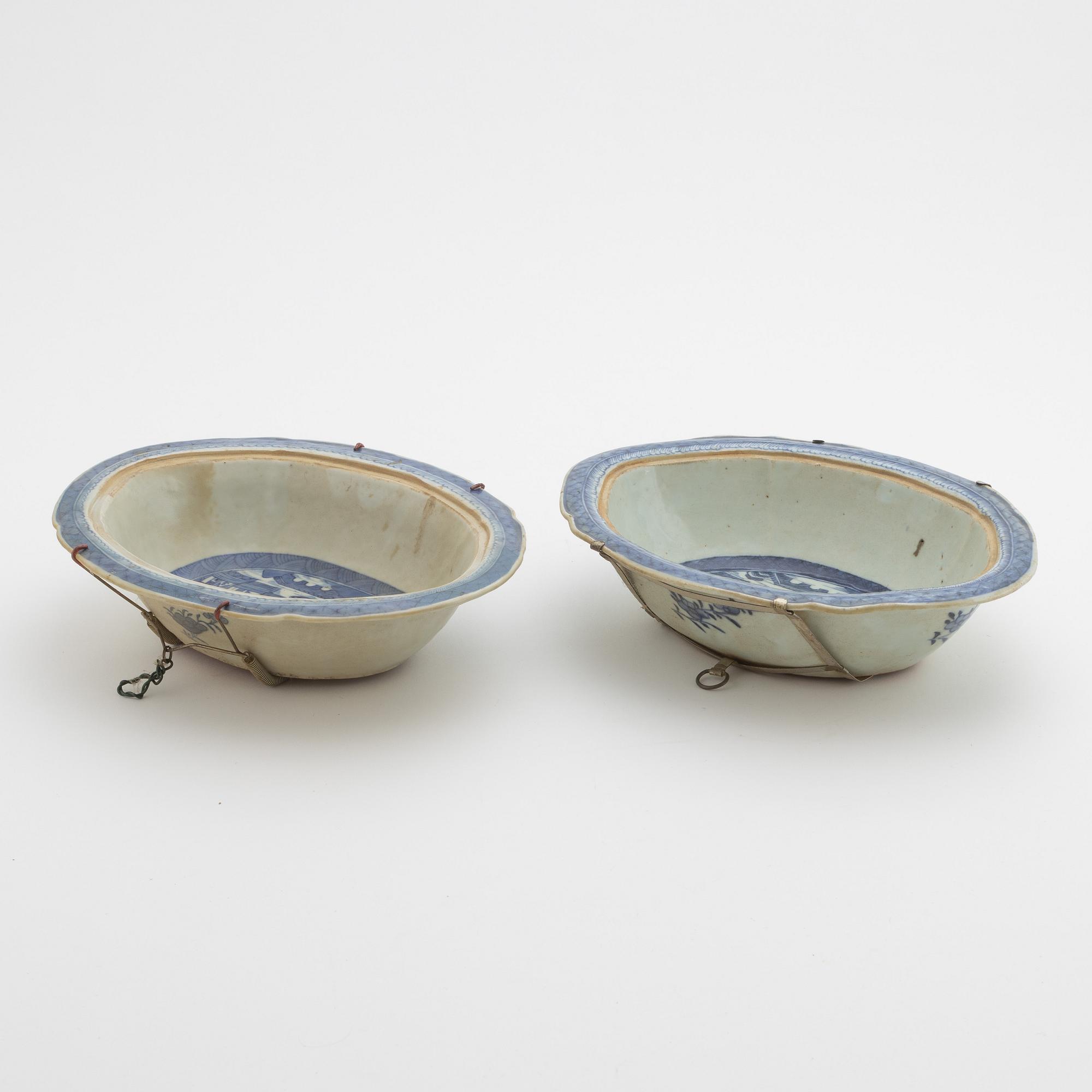 Skålfat, två stycken, porslin, Kina, Jiaqing, (1796-1820).