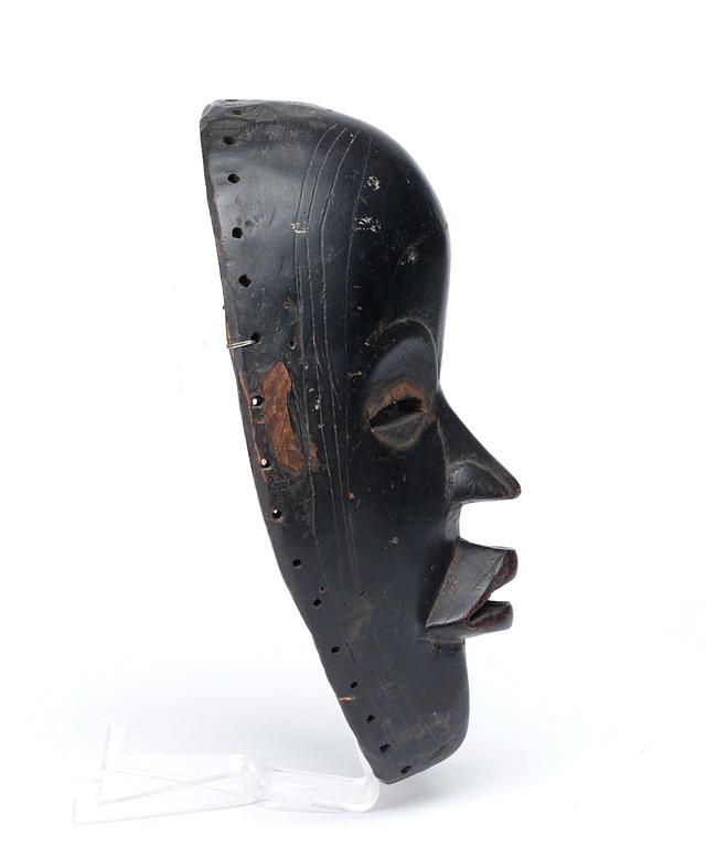 DANSMASK. Trä. Dan-stammen. Côte d'Ivoire (Elfenbenskusten) omkring 1950. Höjd 25,5 cm.