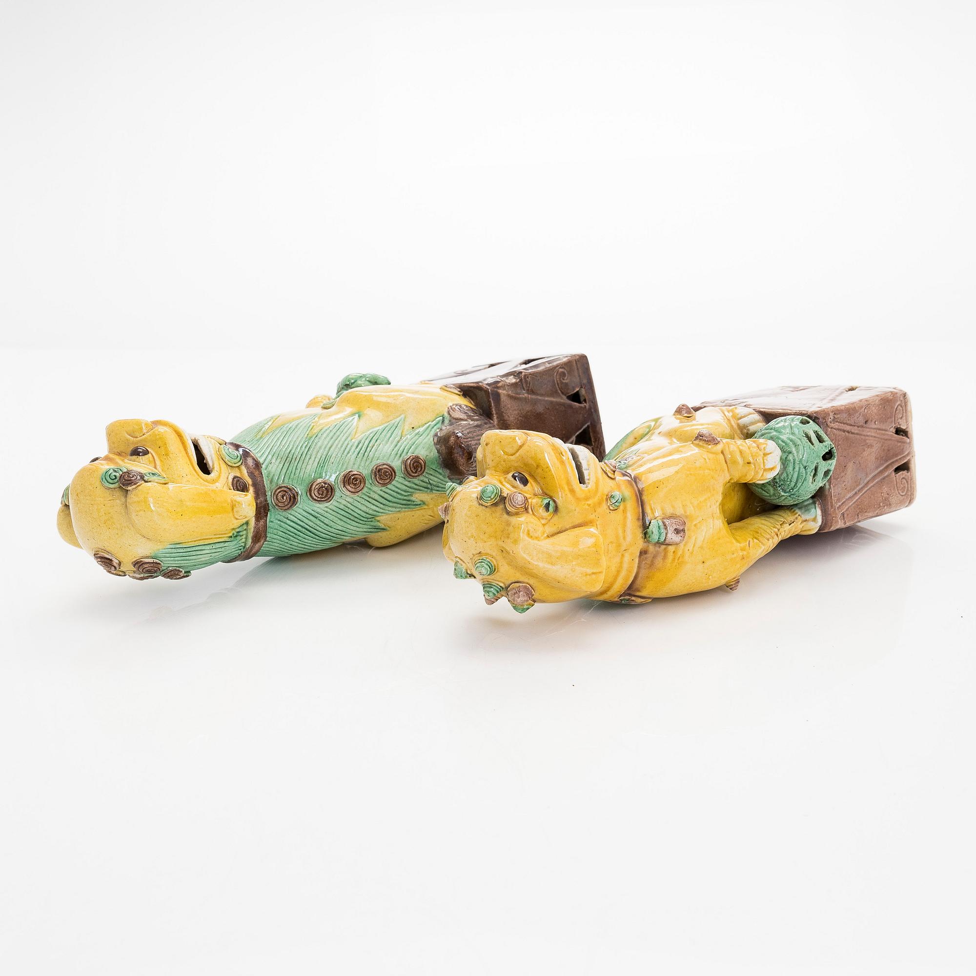 A set of two Chinese buddhist lions, 20th century.