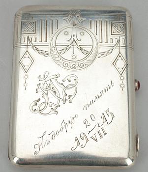 CIGARETTETUI, silver, St. Petersburg 1908-1926. Vikt 152 g.