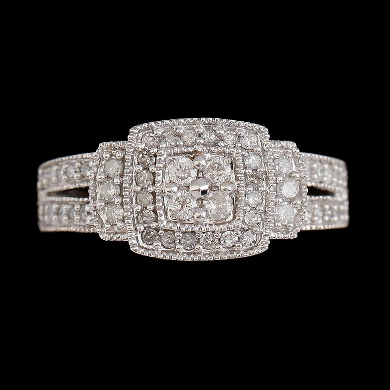 RING, 10 k vitguld, diamanter tot ca 0.50 ct. Vikt ca 3,4 g.