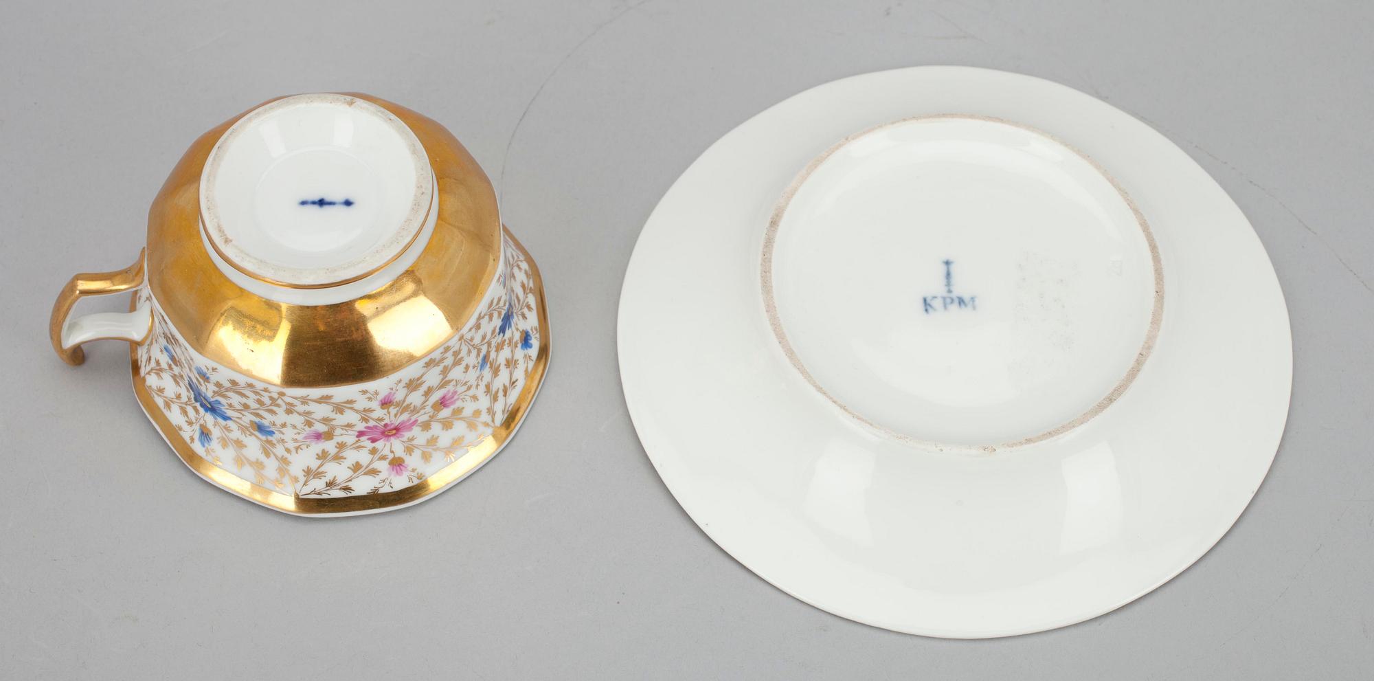 KOPP MED FAT, porslin, Berlin, Tyskland 1830/1840-tal.