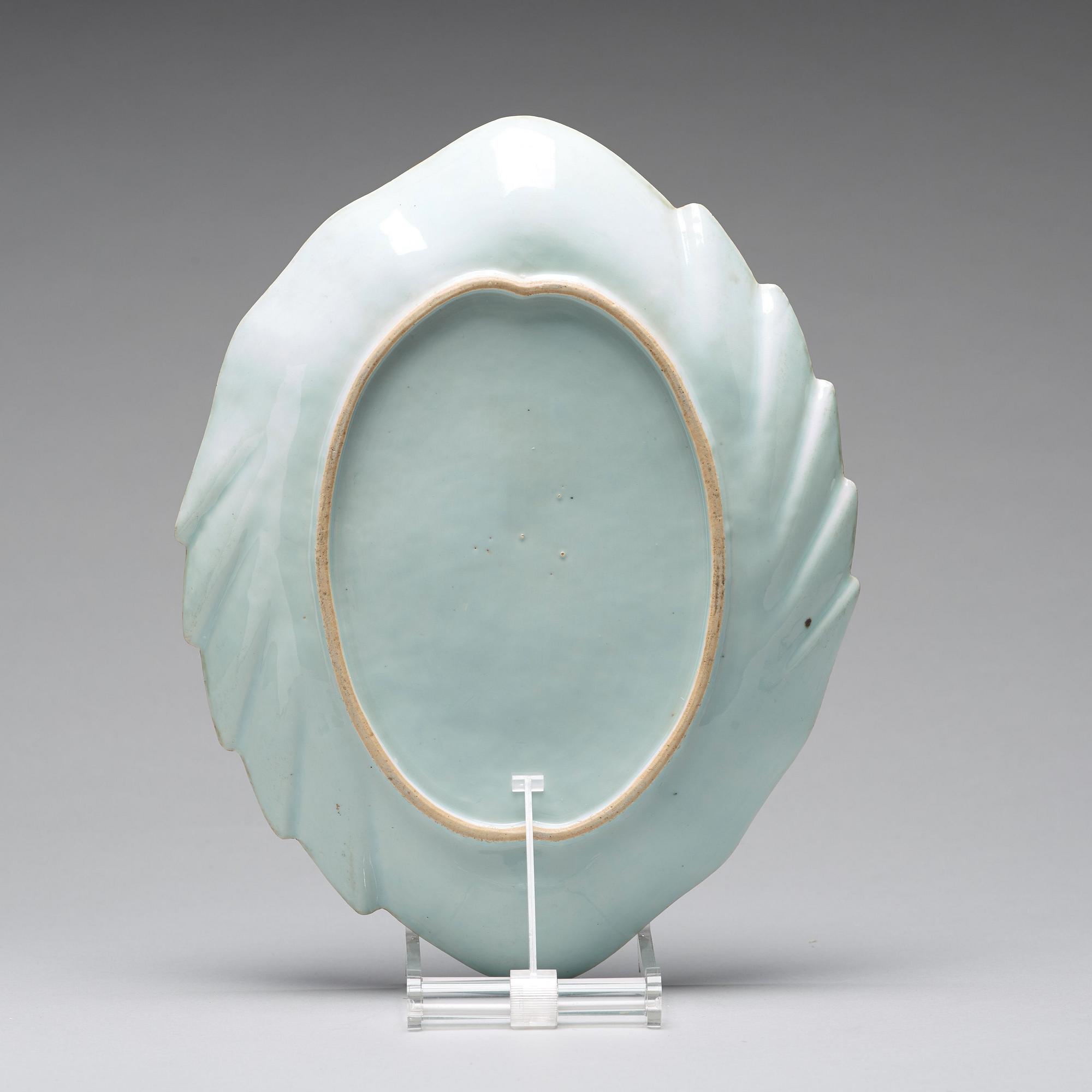 A blue and white leaf shaped serving dish, Qing dynasty, Qianlong (1736-95).