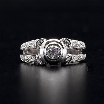 RING, vitguld 18K, briljantslipade diamanter, tot. 1,07 ct, mittsten 0,47 ct. Vikt 8,2 g. Intyg.