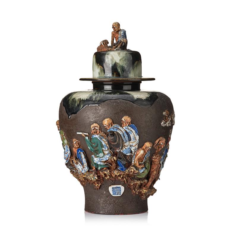 A large Japanese Sumidagawa jar with cover, Meiji period (1868-1912).