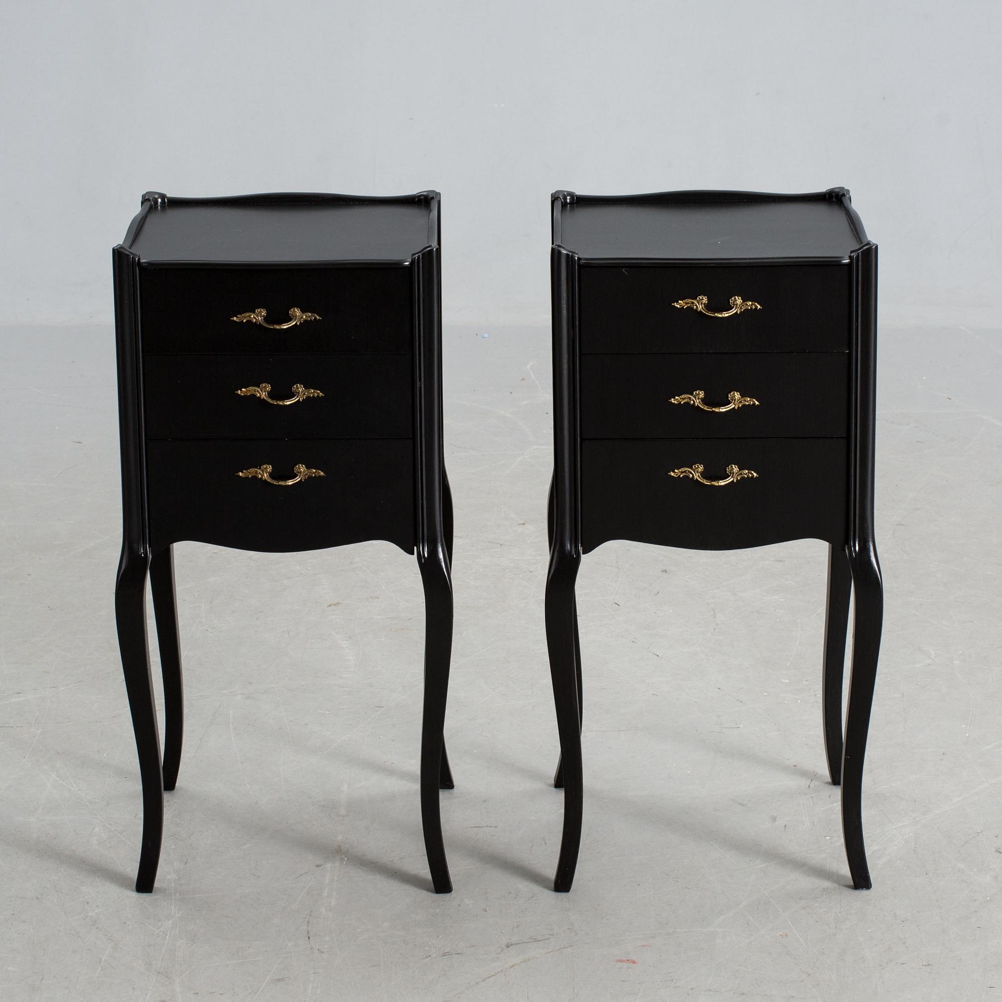 SÄNGBORD, ett par, rokokostil, modern tillverkning.