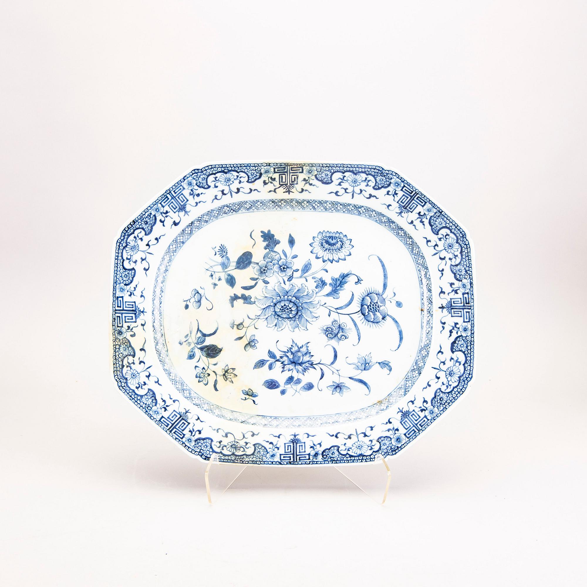 Uppläggningsfat Kina Qianlong (1736-95) porslin.
