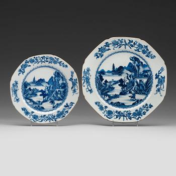 360. A set of 14 blue and white dinner plates and a serving dish, Qing dynasty, Qianlong (1736-95).