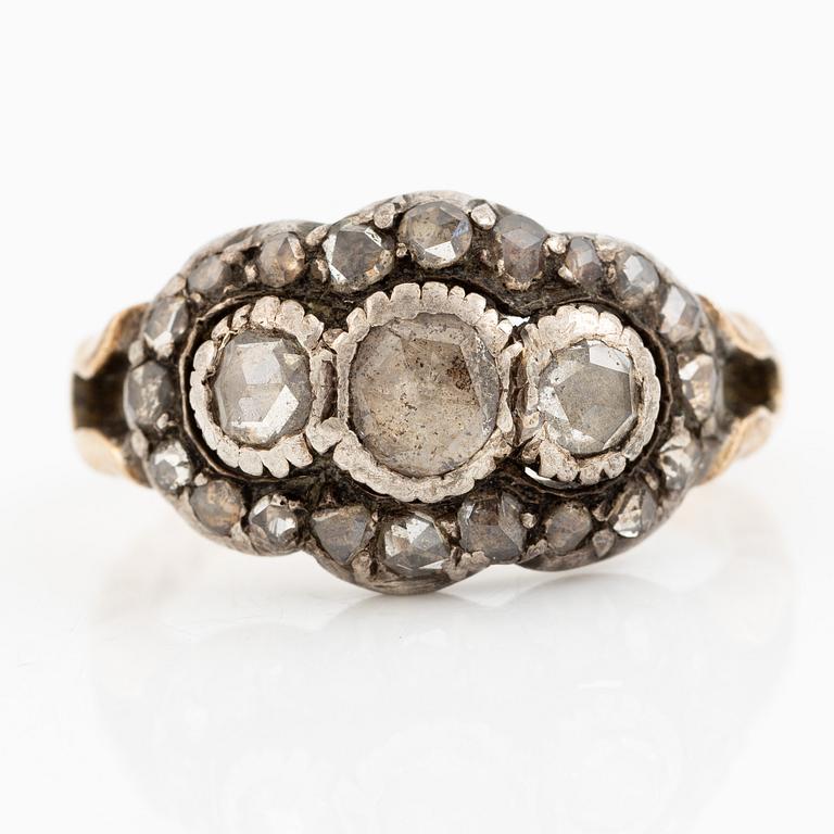 Ring 18K gold and silver with rose-cut diamonds.
