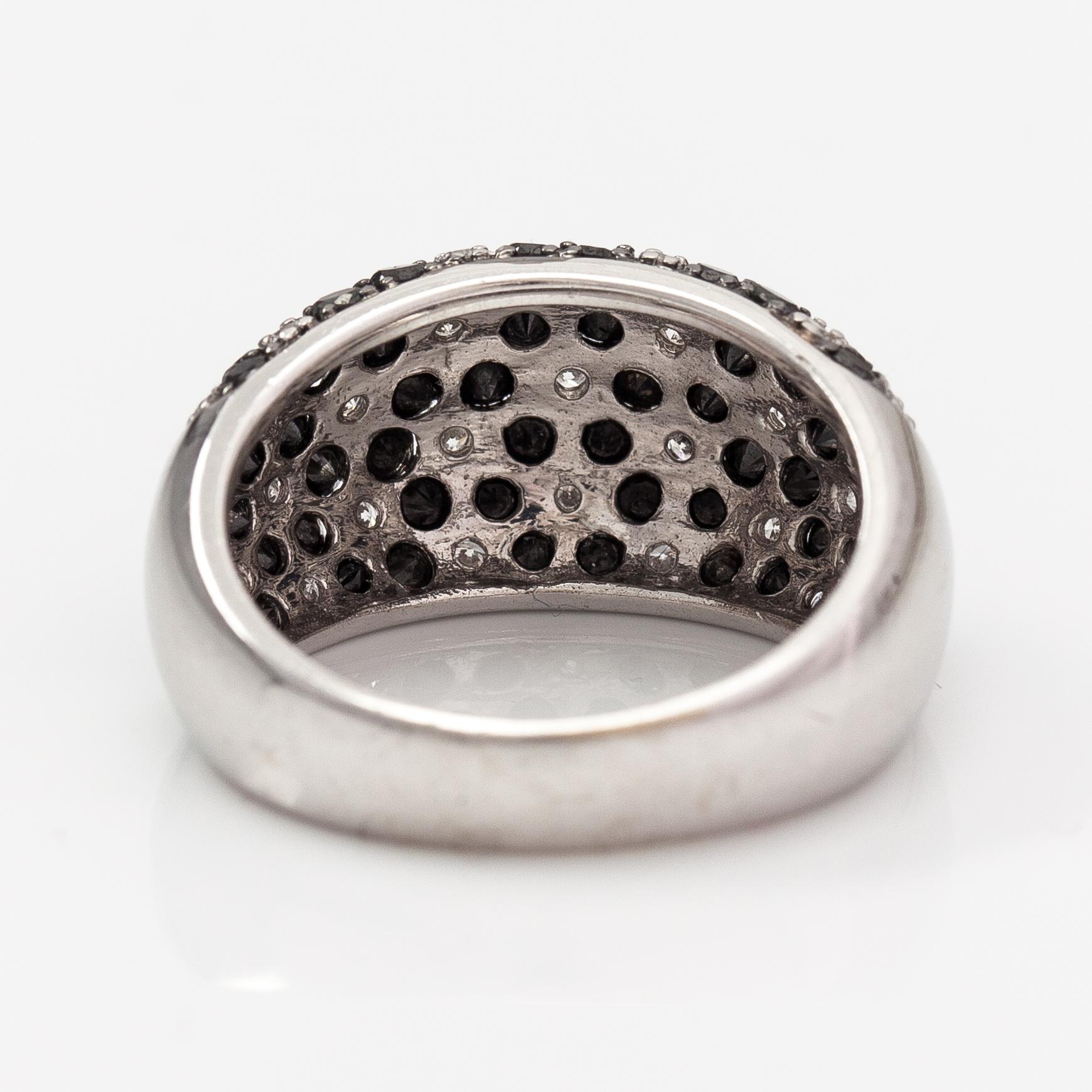 Ring, 14K vitguld, svarta och färglösa diamanter ca 2.20 ct tot. Moskva efter 1994.