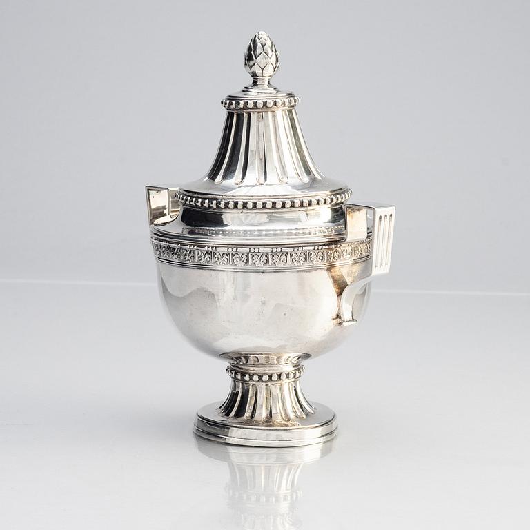 A Swedish 18th century Gustavian silver suger bowl with lid, marks of Wilhelm Smedberg, Karlstad 1786.