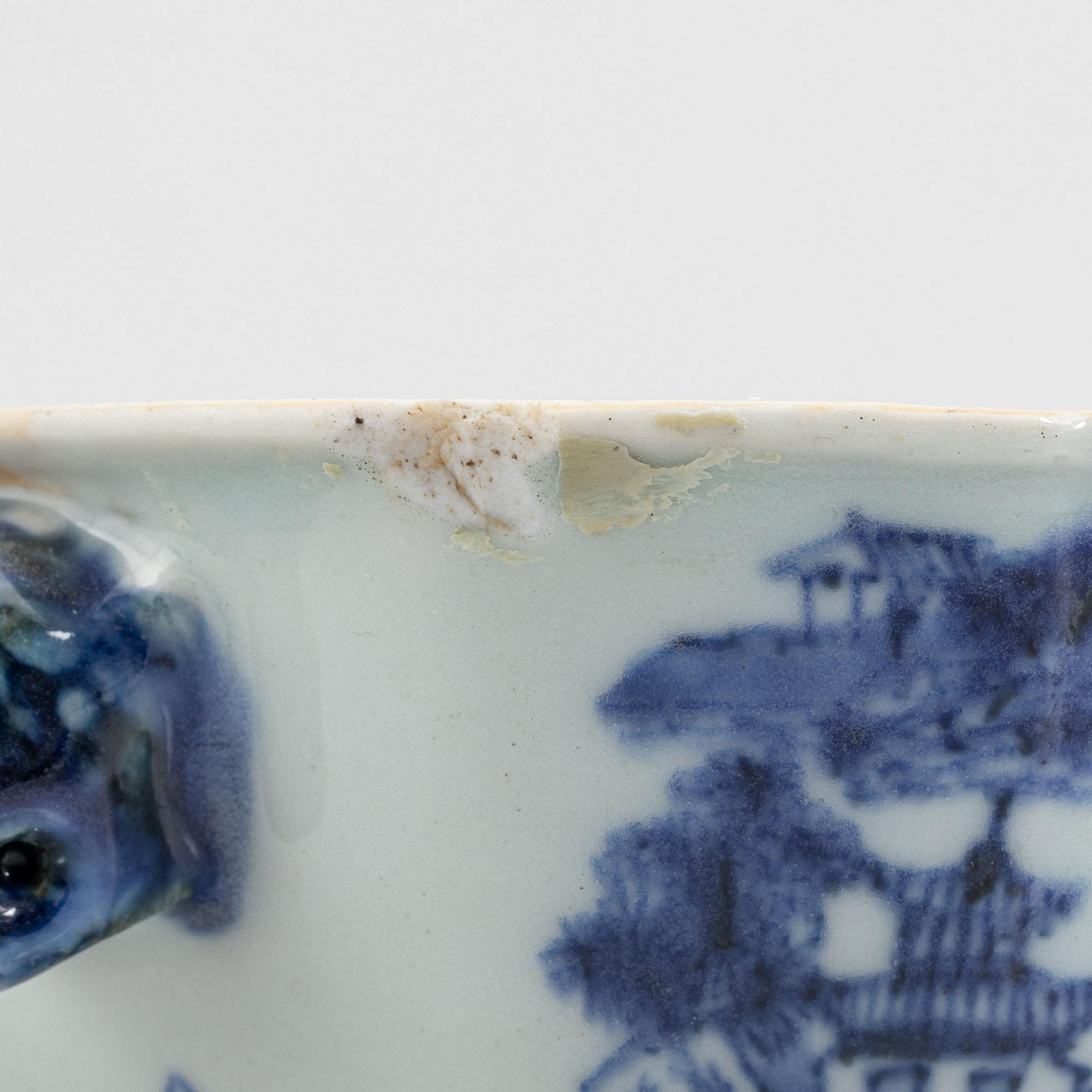 A blue and white small tureen with cover and stand, Qing dynasty, Qianlong (1736-95).
