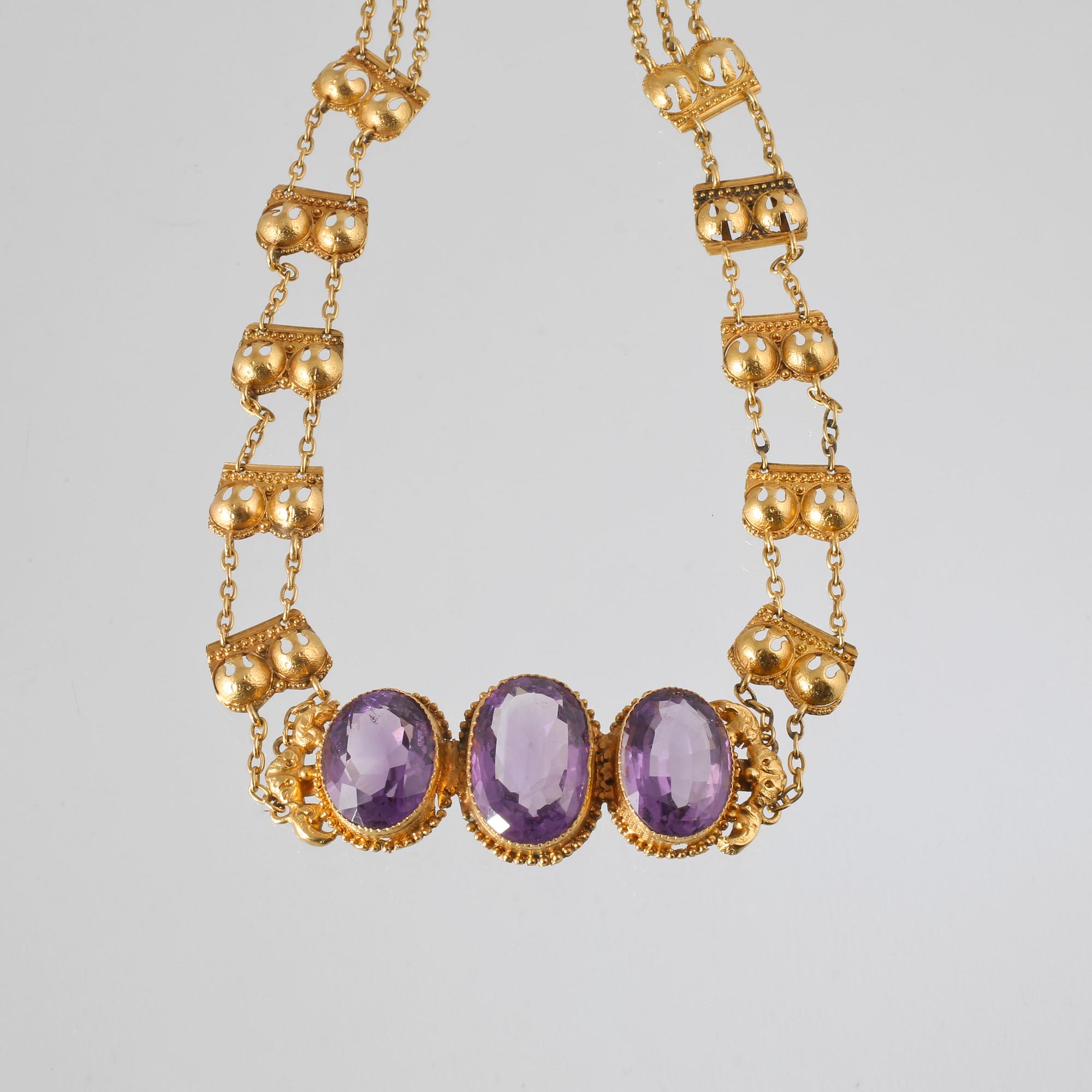 COLLIER, 18K guld med 3 ovalslipade ametister, kattfotstämplat. Vikt 27,4 gram.
