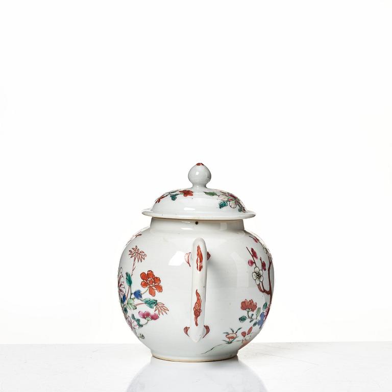 Tekannor, två stycken, kompaniporslin. Qingdynastin, Qianlong (1736-95).
