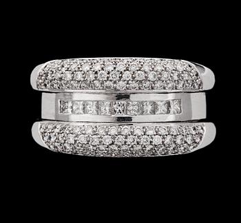 1167. A brilliant- and princess cut diamond ring, tot . app. 1.50 cts.