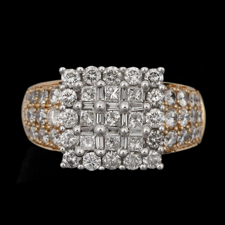RING, 14k guld med princess-, baguett- och briljantslipade diamanter totalt ca 2.20 ct, 2000-tal. Vikt 8 g.