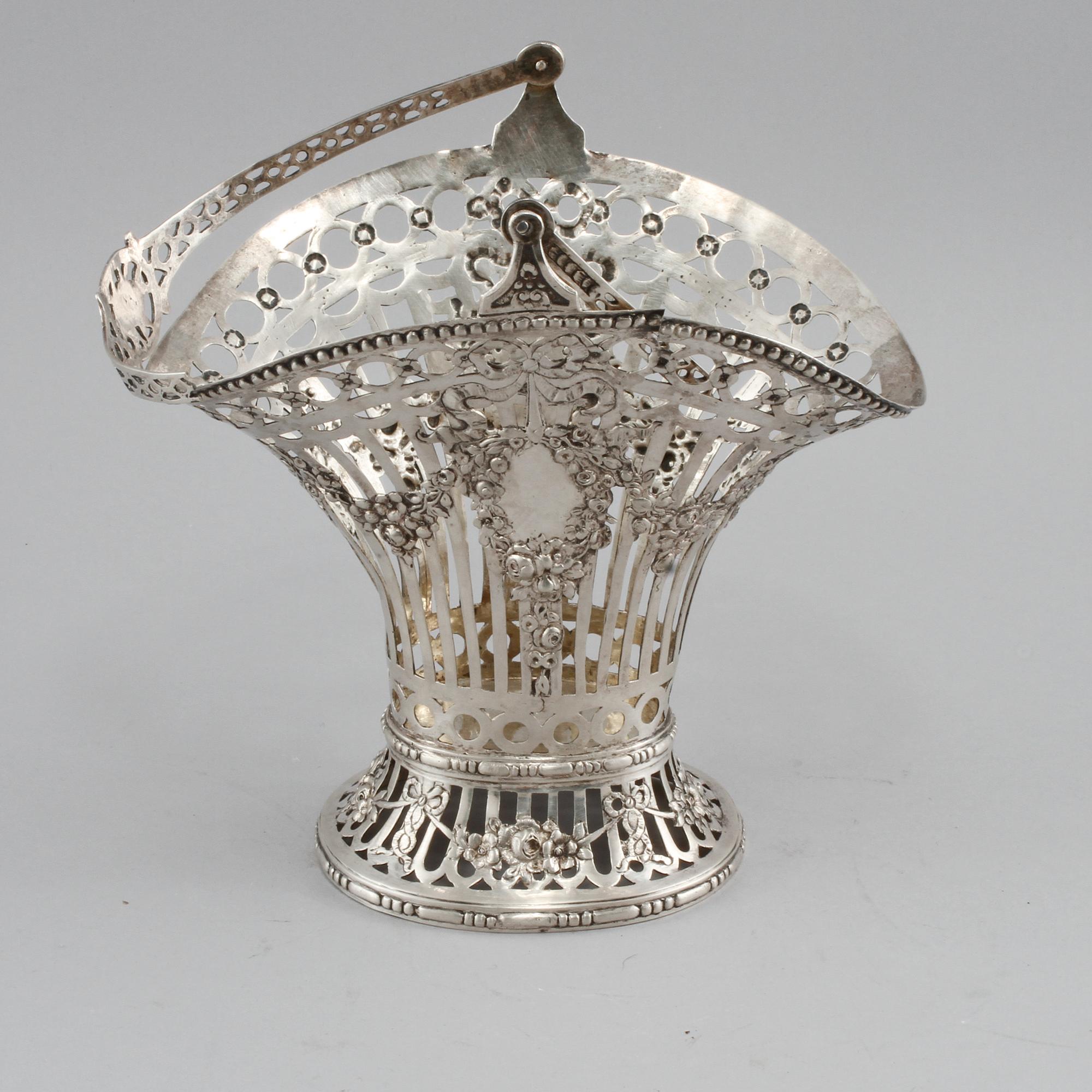 KORG, silver, omkring sekelskiftet 1900. Vikt 385 gram.