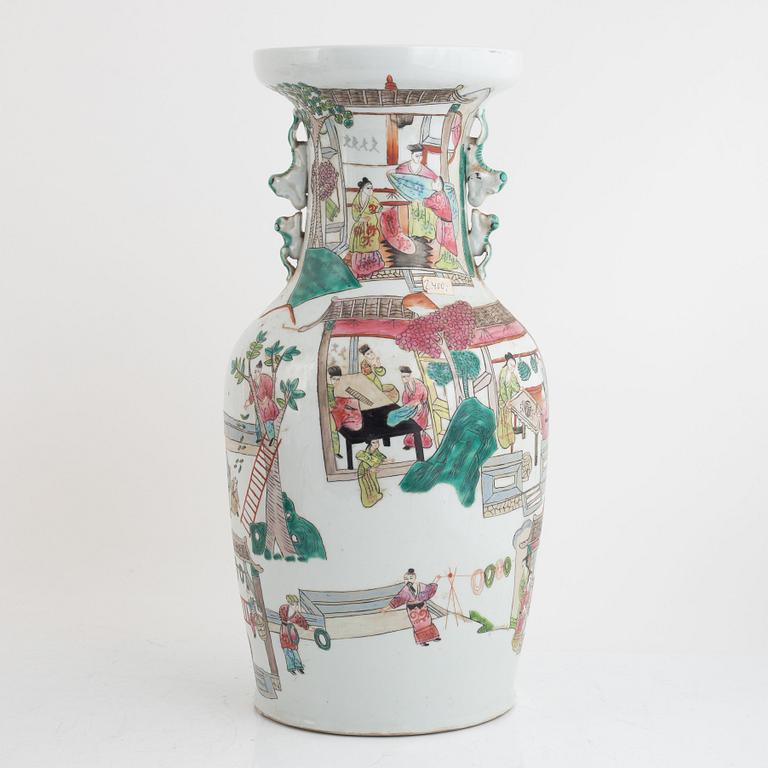 A Chinese porcelain vase, 20th century.