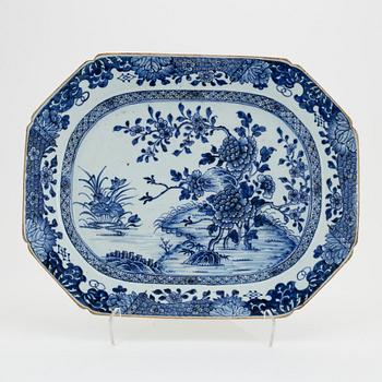 A blue and white serving dish, Qing dynasty, Qianlong (1736-95).