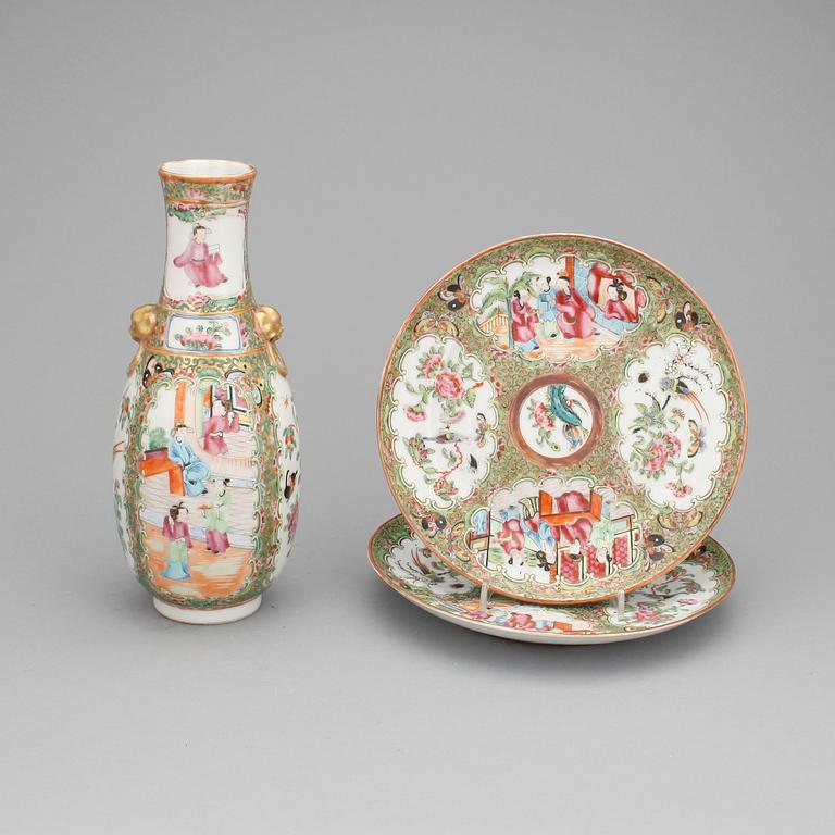 TALLRIKAR, 2 st samt VAS, porslin, Kanton, Kina,1800-tal.