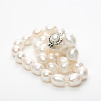 COLLIER, odlade sötvattenspärlor med silverlås.
