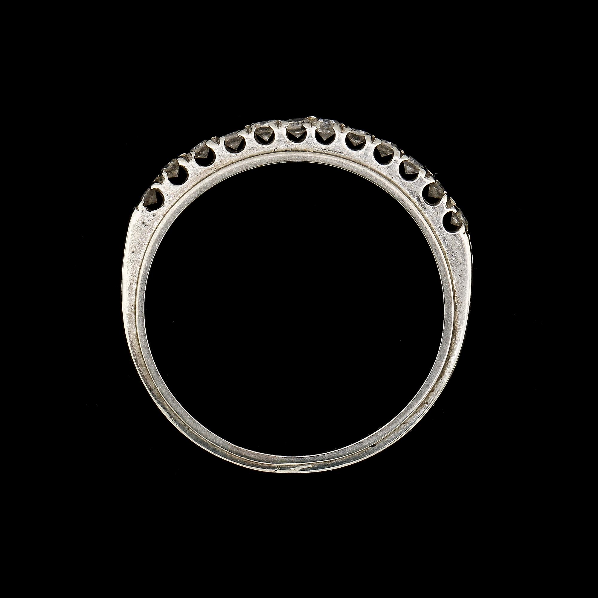 RING, vitguld med 12 åttkantslipade diamanter. Vikt 2 g.