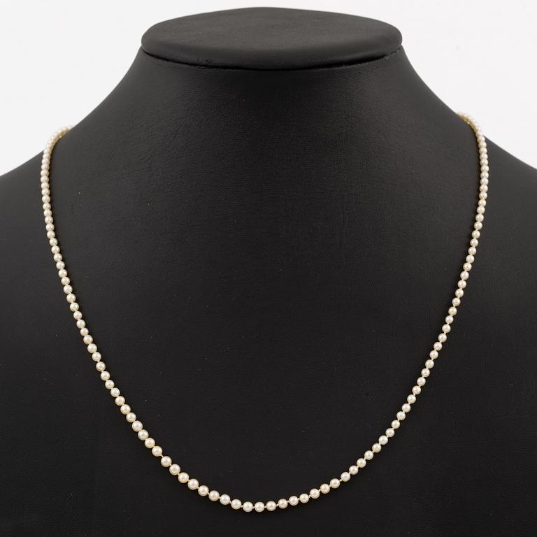 Pearl necklace, graduated pearls, clasp in 18K white gold with small diamonds.