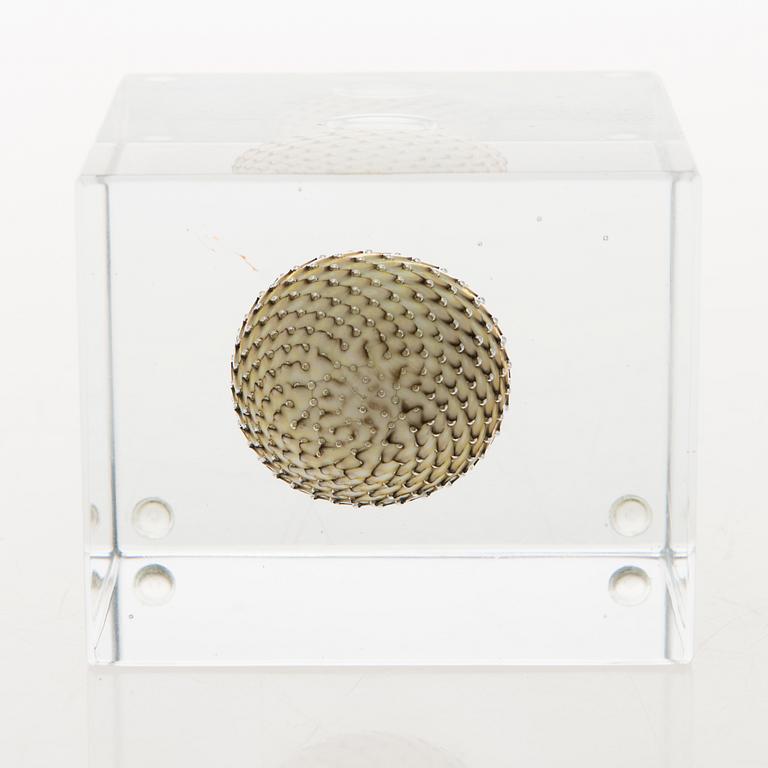 OIVA TOIKKA, An annual glass cube, signed Oiva Toikka Nuutajärvi 2009 and numbered 438/2000.