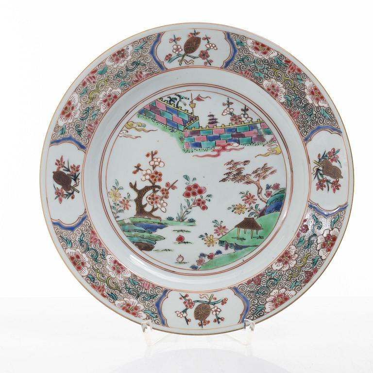 Tallrikar, fyra stycken, porslin, Kina, 1700-talets första hälft.