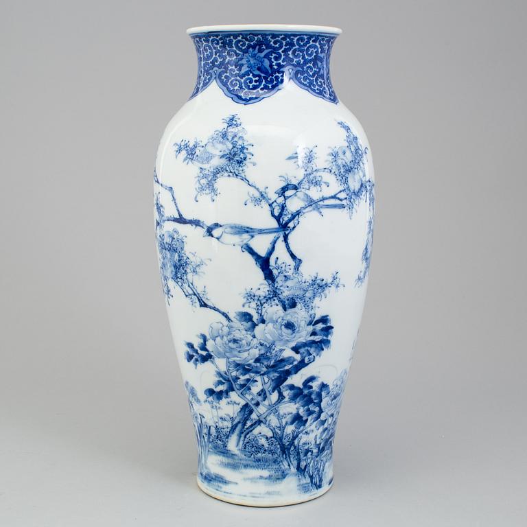 A blue and white Japanese vase, early 20th Century.