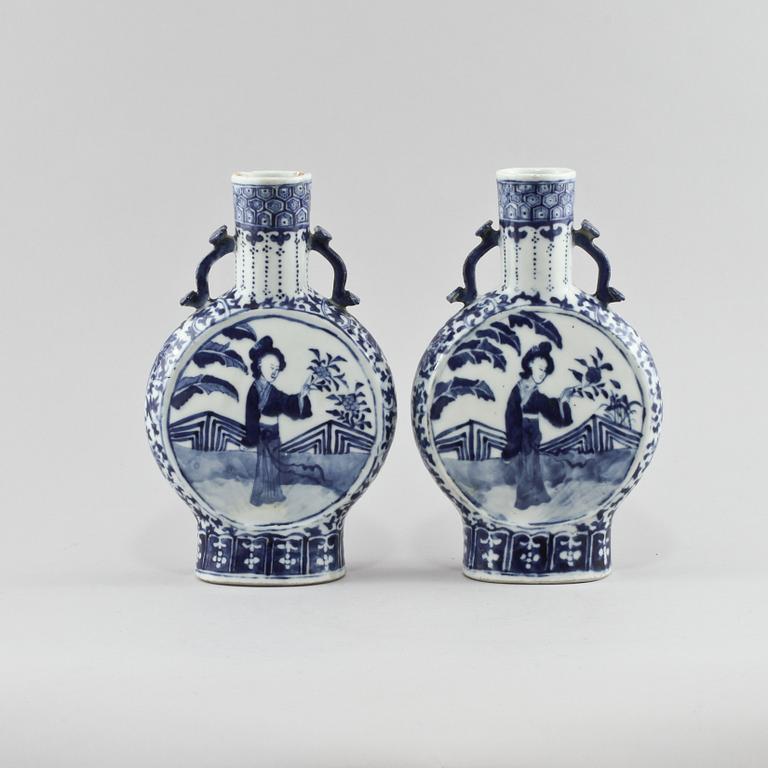 PILGRIMSKRUS, ett par, porslin, Kina, 1800-tal.