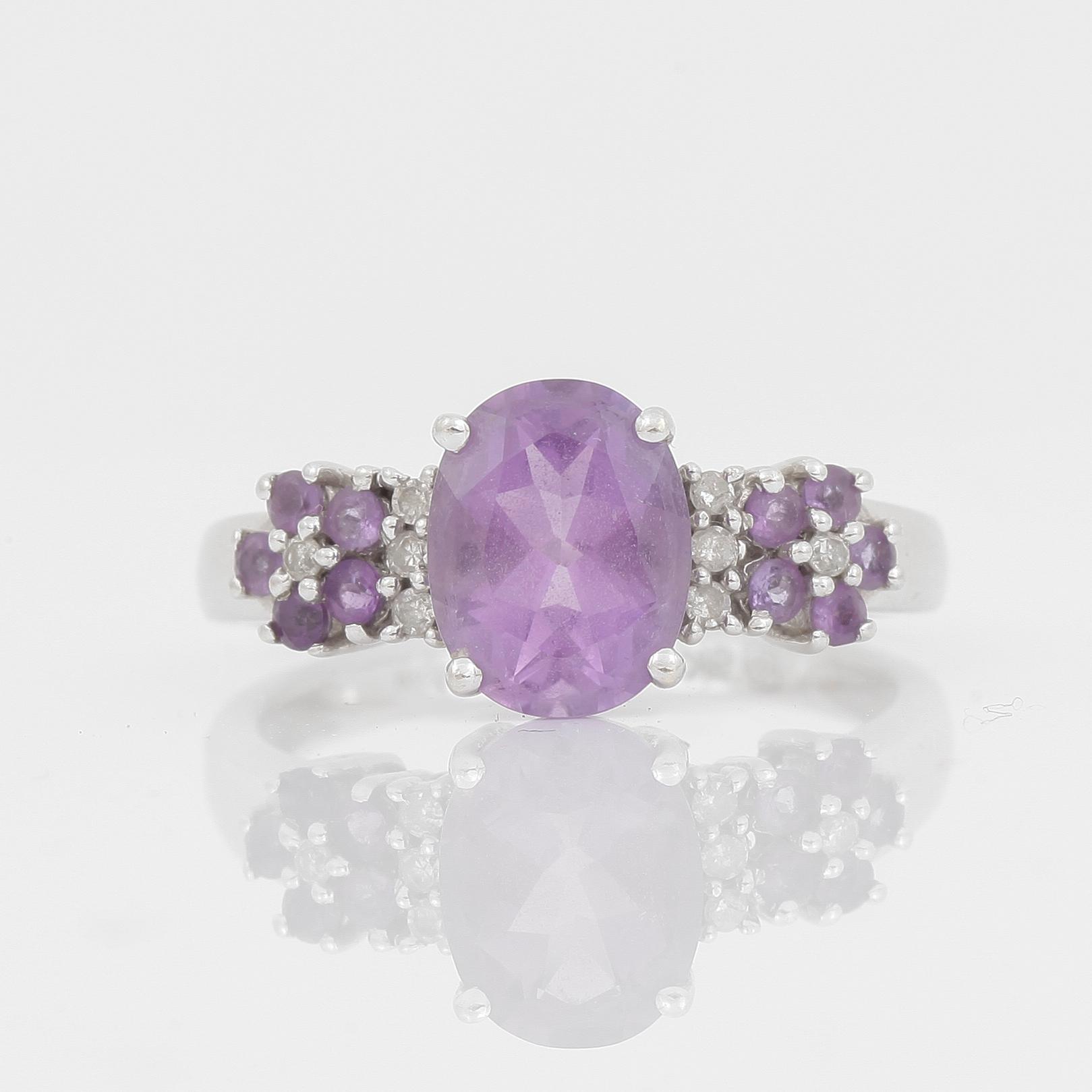 RING, vitguld 9 k, ametister, diamanter, engelska stämplar. Vikt ca 2 gram.
