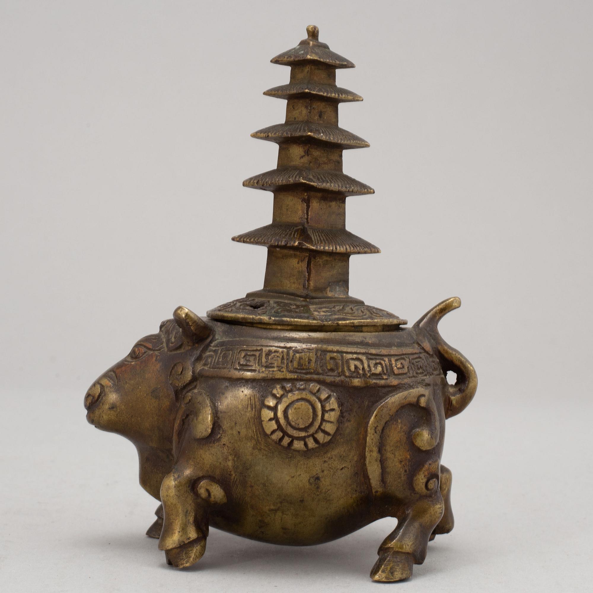 A group of Chinese and Japanese objects, nine pieces.