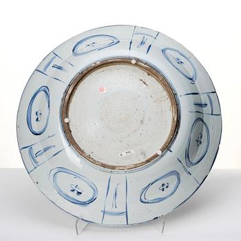 A large blue and white kraak charger, Ming dynasty, Wanli (1572-1620).