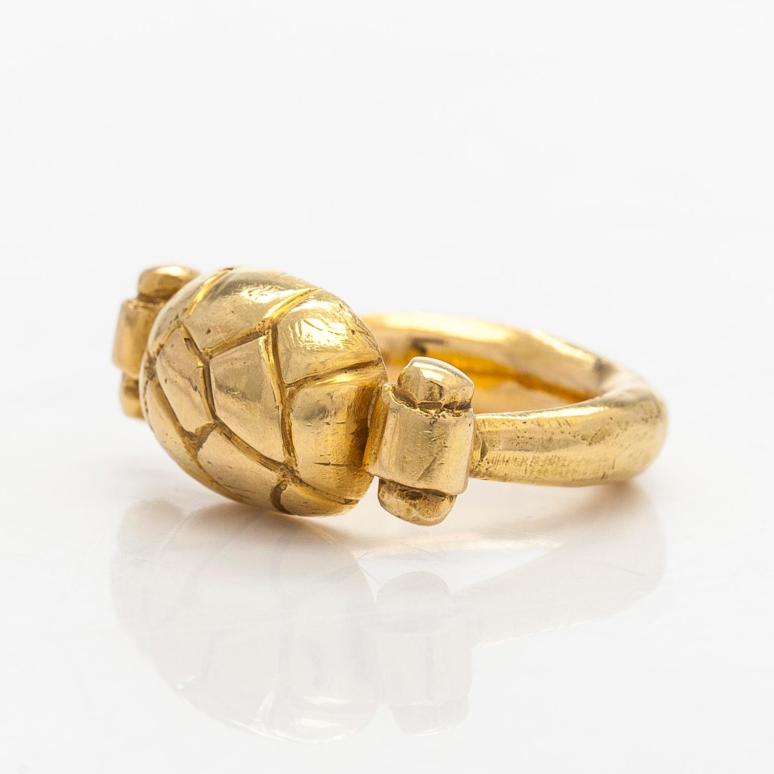 Jaana Lehtinen, sormus, 18K kultaa, A. Tillander, Helsinki 1994.