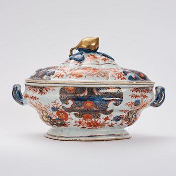 A part imari dinner service, Qing dynasty, early 18th Century. (4 pieces).